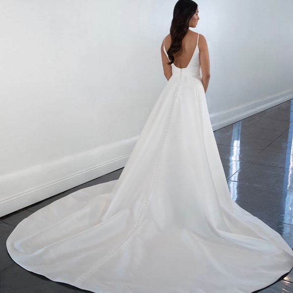 BRAND NEW Martina Liana Wedding Dress - Picture 2 of 7